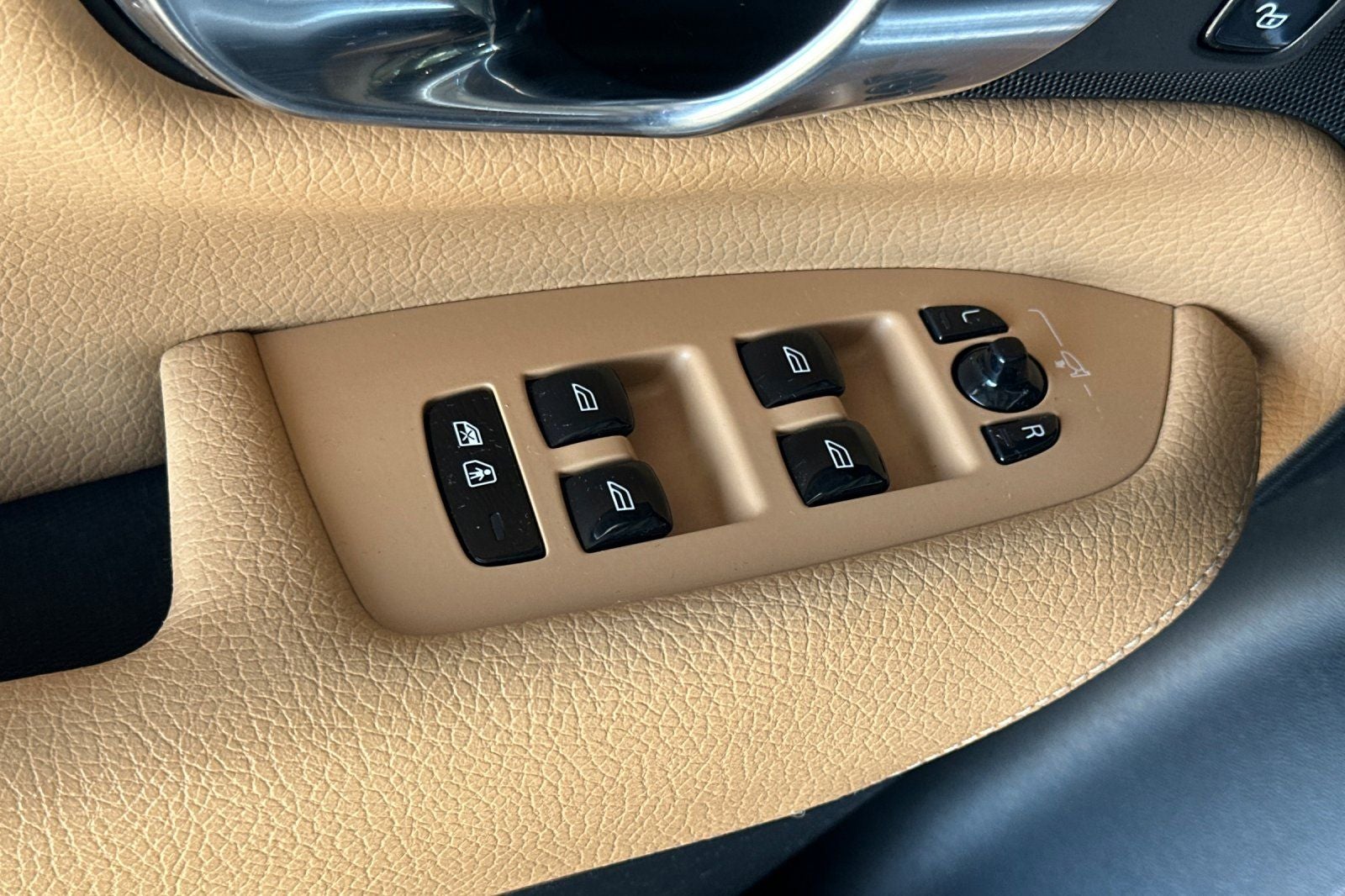 2019 Volvo XC90 T6 Momentum