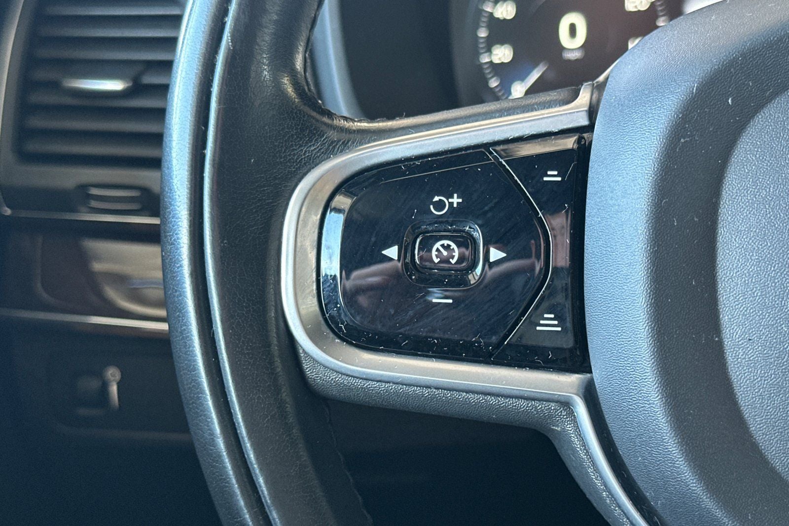 2019 Volvo XC90 T6 Momentum