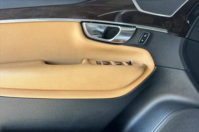 2019 Volvo XC90 T6 Momentum