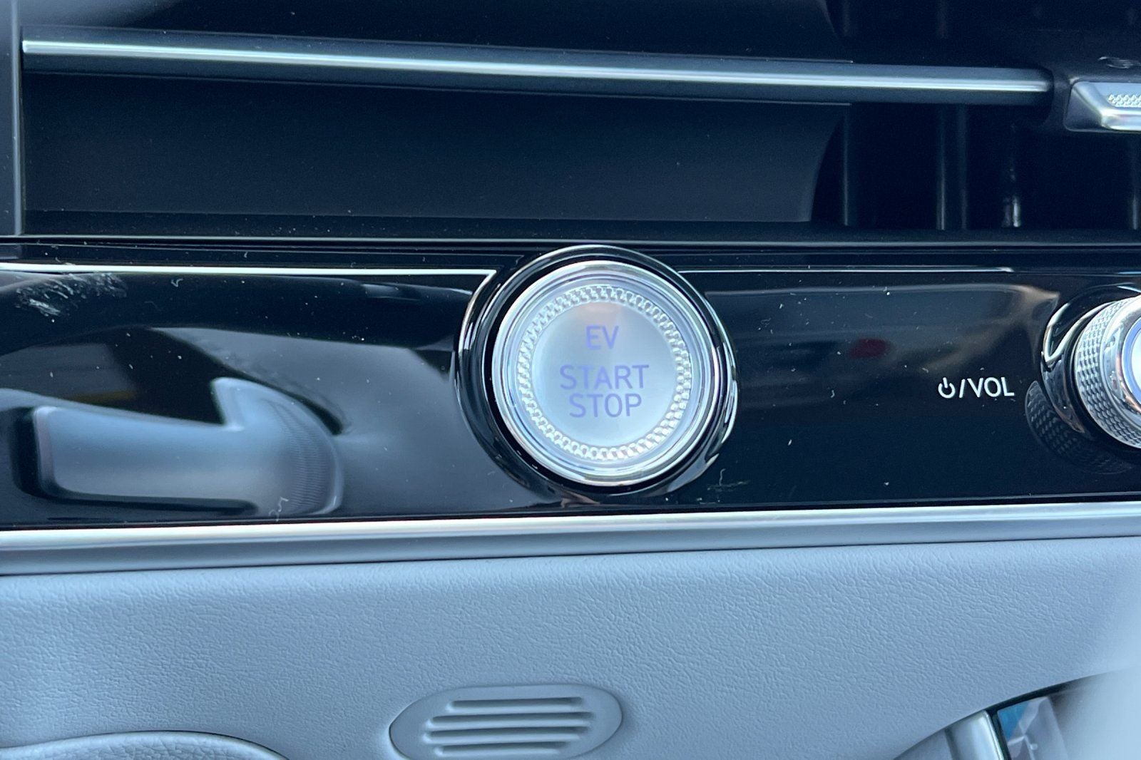 2026 Genesis Electrified GV70 STANDARD